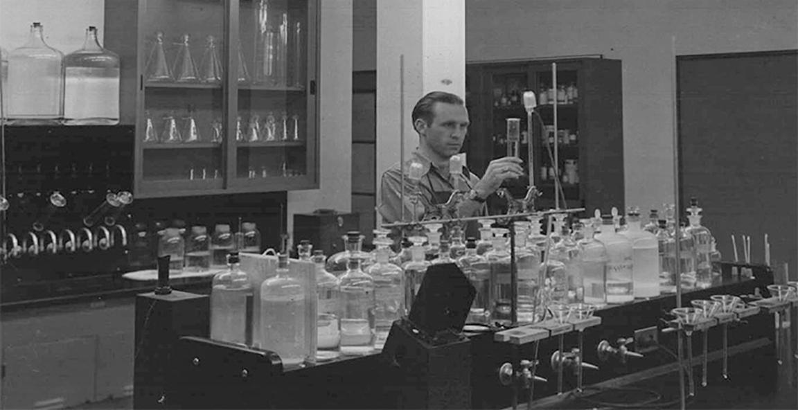 化学家Paul Bodenhofer在化学实验室<a href='http://u2axt.icnci.net'>188bet棋牌平台</a>. 1942年2月9日.